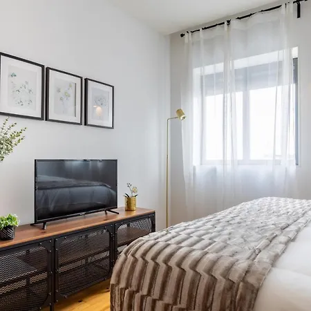 S. Lazaro Apartment *